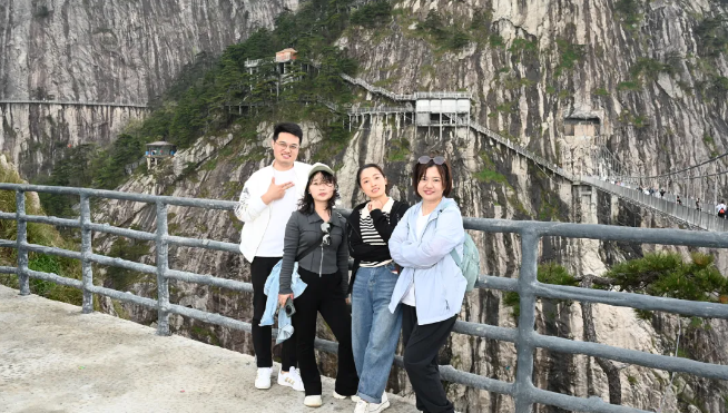 金沙js9线路中心风管销售中心员工在安徽明堂山景区照片