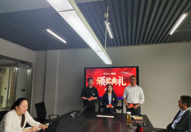 金沙js9线路中心风管销售中心员工一季度颁奖