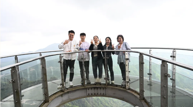 金沙js9线路中心风管销售中心员工在安徽明堂山景区照片