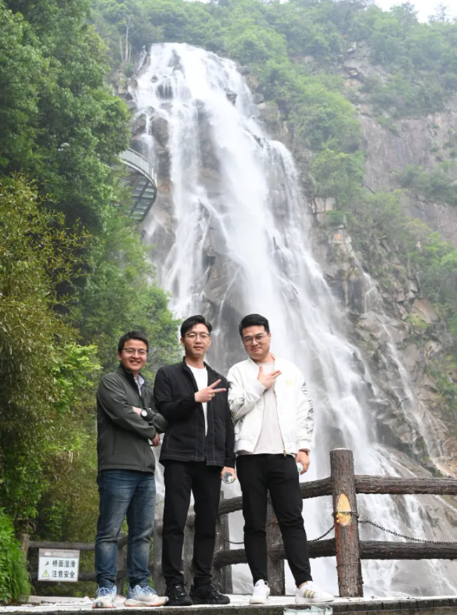 金沙js9线路中心风管销售中心员工在安徽明堂山景区照片