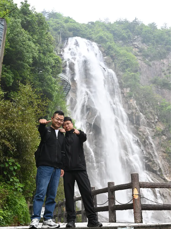 金沙js9线路中心风管销售中心员工在安徽明堂山景区照片