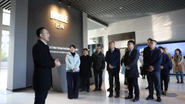 金沙js9线路中心集团金海丰先生做外商企业做解说决